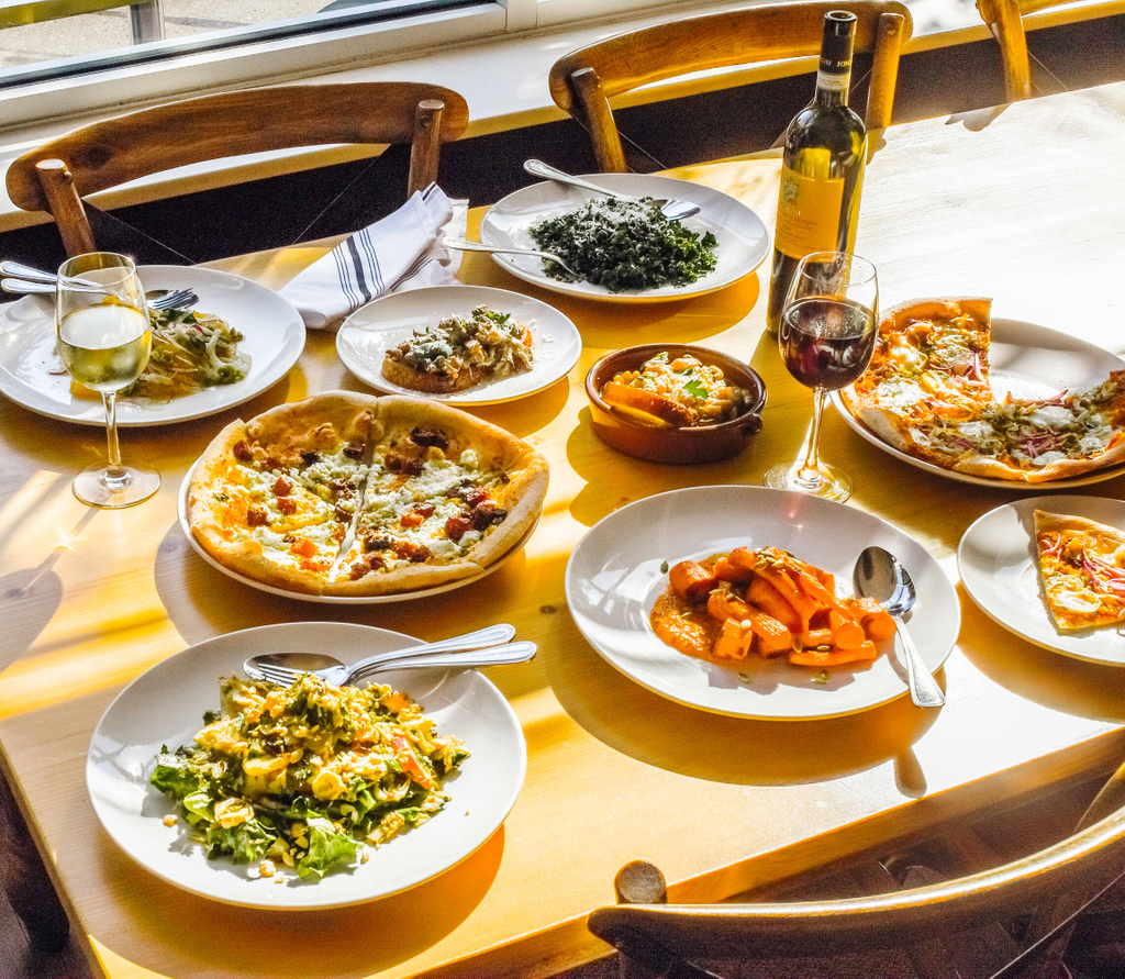 A beautiful weekend is ahead and we're excited to see your faces! Come over for pizza and wine, or call/order online for reduced contact curbside carryout. 😘 Don't forget you can get delivery from Napolese @shopfashionmall!