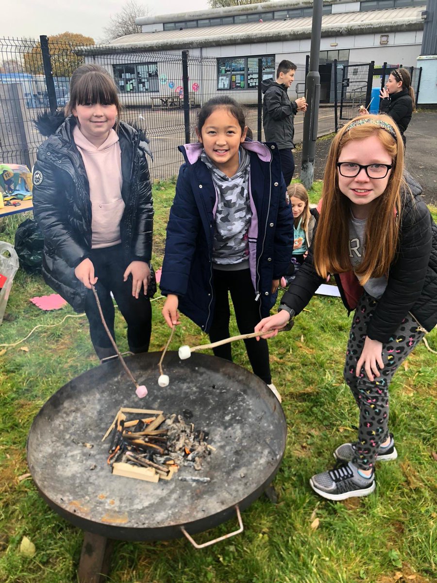 CarnbroePS's tweet photo. P5 H had lots of fun learning how to whittle & try out fire lighting skills then making smores yum! #OutdoorLearningDay #GroundsForLearning https://t.co/24TUcBoAxD