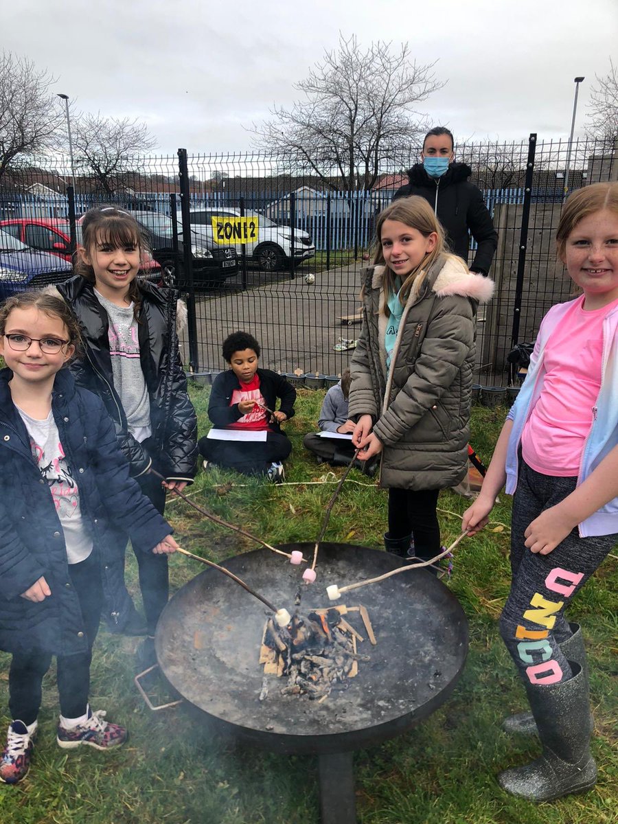 CarnbroePS's tweet photo. P5 H had lots of fun learning how to whittle & try out fire lighting skills then making smores yum! #OutdoorLearningDay #GroundsForLearning https://t.co/24TUcBoAxD