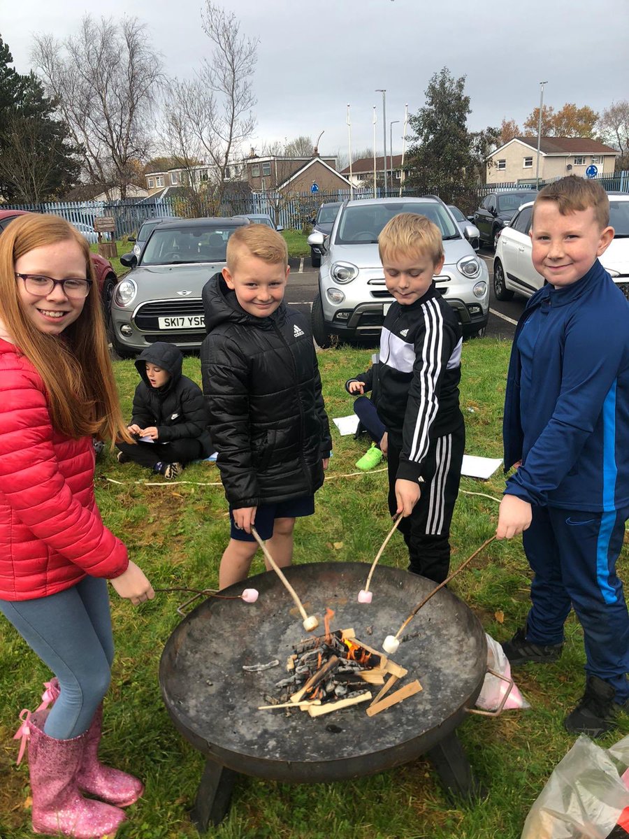 CarnbroePS's tweet photo. P5 H had lots of fun learning how to whittle & try out fire lighting skills then making smores yum! #OutdoorLearningDay #GroundsForLearning https://t.co/3Jz7BOoIuX