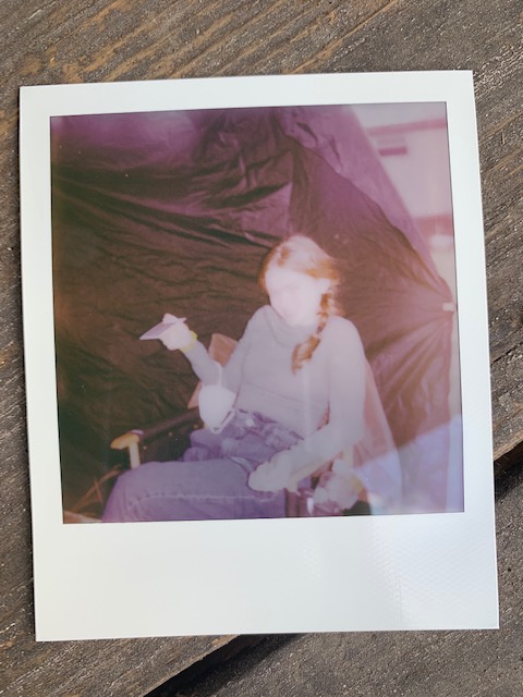 Stranger_Things's tweet photo. caught ‘em between takes. they told me to tell you happy #strangerthingsday https://t.co/5liqDPh4II