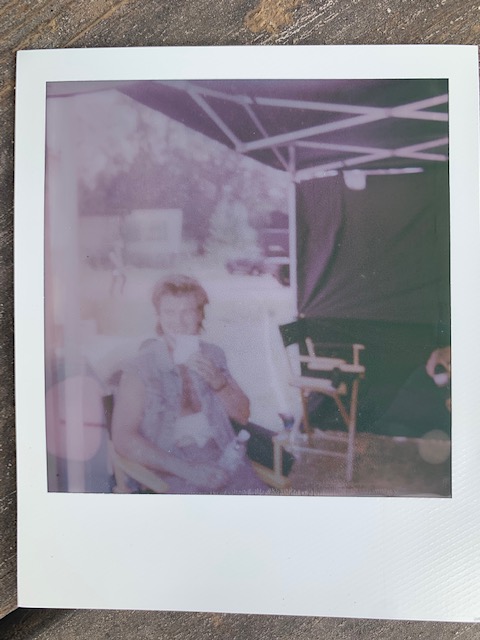 Stranger_Things's tweet photo. caught ‘em between takes. they told me to tell you happy #strangerthingsday https://t.co/5liqDPh4II