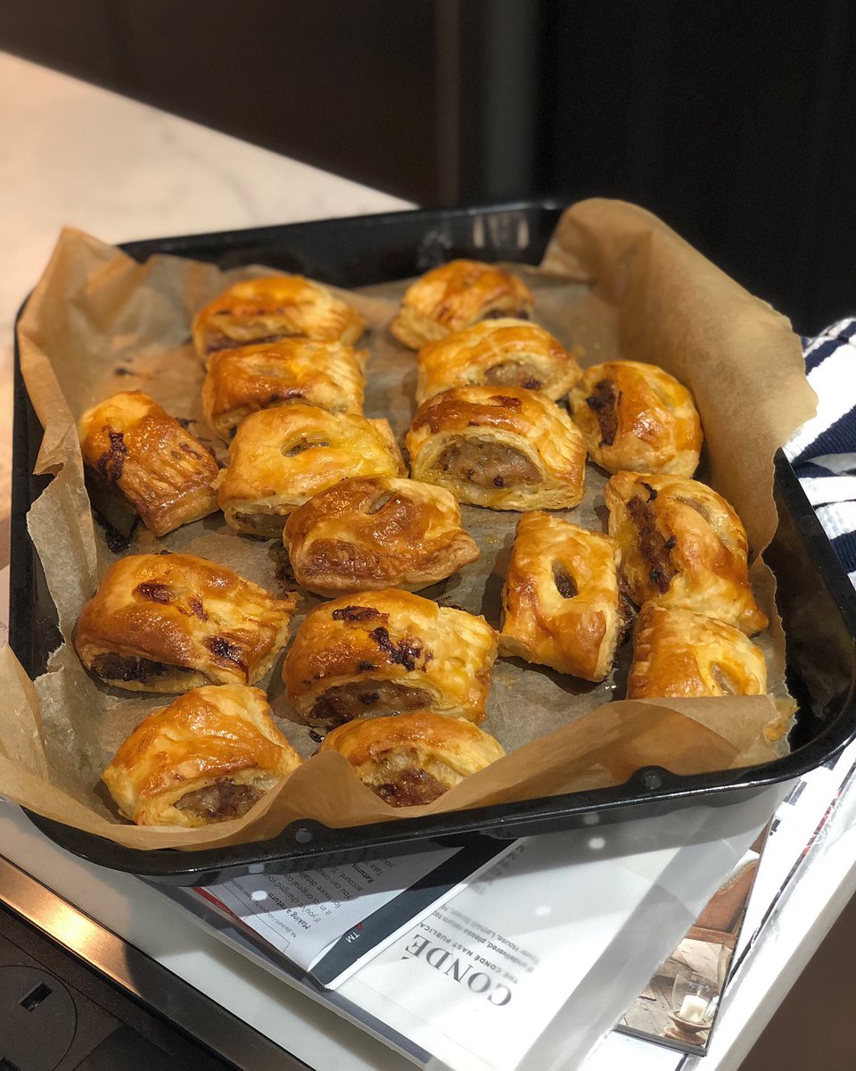 Poojipants's tweet photo. Rock n sausage rolls. Added some paprika, lots of black pepper and oregano to the pork mince and oooh my, they taste sexchual #homecooked #sausagerolls #bakingbitch https://t.co/Ut5Fls9tE3