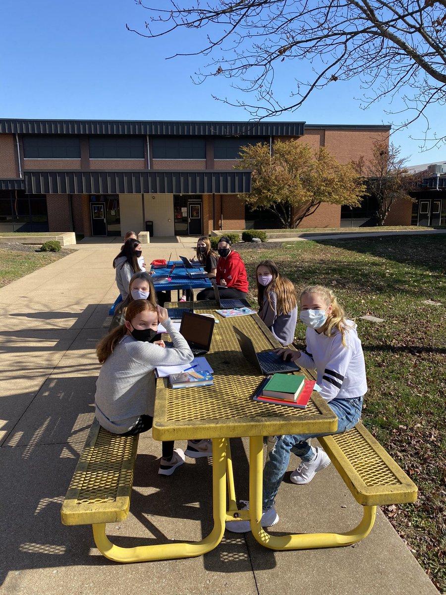CrestviewMiddle's tweet image. When you have beautiful weather in November you need to take advantage and work outside.  #Crestviewcommunity  @gmgkearney #CMSLearns
