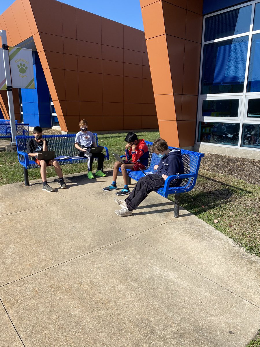CrestviewMiddle's tweet image. When you have beautiful weather in November you need to take advantage and work outside.  #Crestviewcommunity  @gmgkearney #CMSLearns