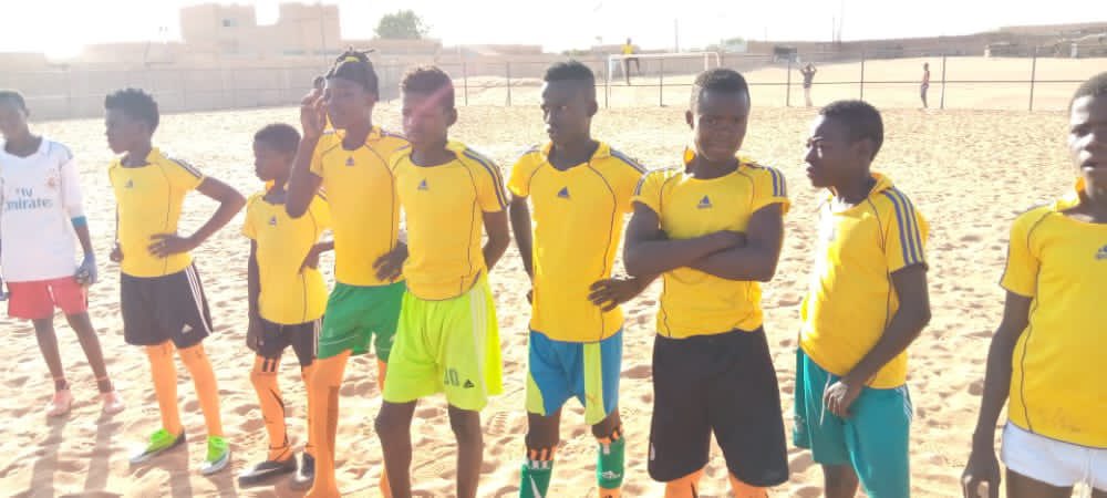1WorldMarathon's tweet photo. Youth in Niger 🇳🇪 and England 🇬🇧 playing in part of the One World virtual football (⚽️) tournament yesterday and today! When nations cooperate - all people win.
Cheers to all involved!

⚽️🙌🎉
#StrongerTogether #OneWorldStrong #OneWorldMarathon #OWS #OWM #OWM2020 https://t.co/8xOIWXUfY6