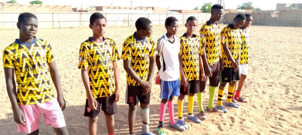 1WorldMarathon's tweet photo. Youth in Niger 🇳🇪 and England 🇬🇧 playing in part of the One World virtual football (⚽️) tournament yesterday and today! When nations cooperate - all people win.
Cheers to all involved!

⚽️🙌🎉
#StrongerTogether #OneWorldStrong #OneWorldMarathon #OWS #OWM #OWM2020 https://t.co/8xOIWXUfY6