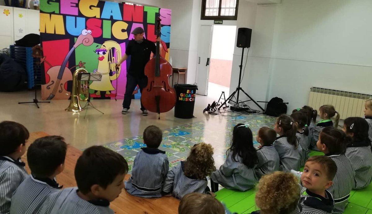 epiavilanova's tweet photo. Ahir a P4 van venir “Els gegants musicals" ens ho vam passar genial i vam conèixer tres instruments gegants, la Tuba, el Contrabaix i el Bombo!!! 🎶🎵🎶🎵🎶🎵 #epiavng #escolapiavilanova #escolapiavng https://t.co/KNWXq2GZLJ