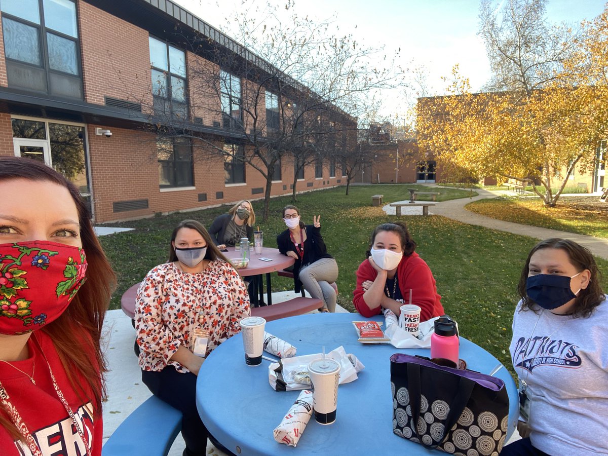 MsSkopek's tweet photo. Enjoying a socially distanced lunch in the courtyard today! Taking full advantage of this beautiful fall weather while we can! 🍁🍂

@jh_sd111 @BurbankSD111 @misskotowski https://t.co/hOUfkkCgwS