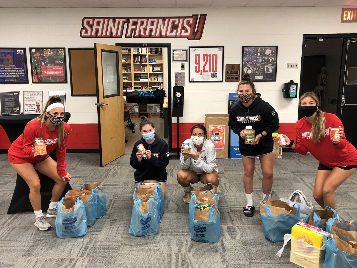 SFU_samsALTsaac's tweet photo. You CAN🥫Do It‼️

@RedFlashLax showing how #youCANmakeadifference! 

Thanks ladies for dropping off your canned/non-perishable goods &amp; your supplies for the Thanksgiving Sunbeam Baskets! 

#CANhunger #BecomeThatSomeone https://t.co/Yk2Zhr1yih