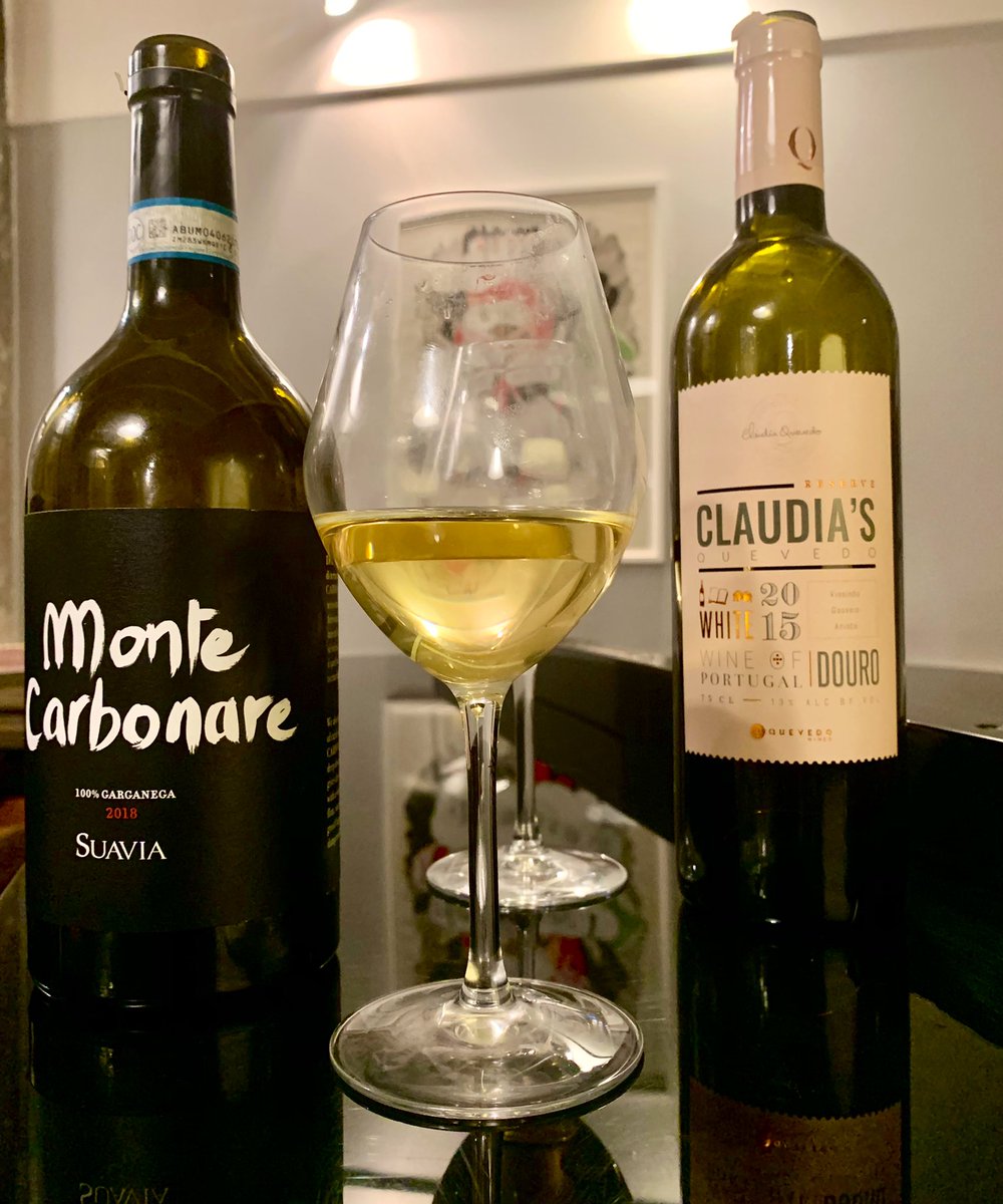 apresleffort's tweet photo. Le voyage du vendredi - 💯% gargareno, frais et volcanique pour le « Monte Carbonare » 🇮🇹. Bouquet de cépages du #Douro, agrumes et silex pour « Claudia’s »🇵🇹. Deux vins, une même veine, fraîche et fumée. 

#ConfinementTherapie #Soave #Douro #Italia #Portugal https://t.co/wglgYqntcG