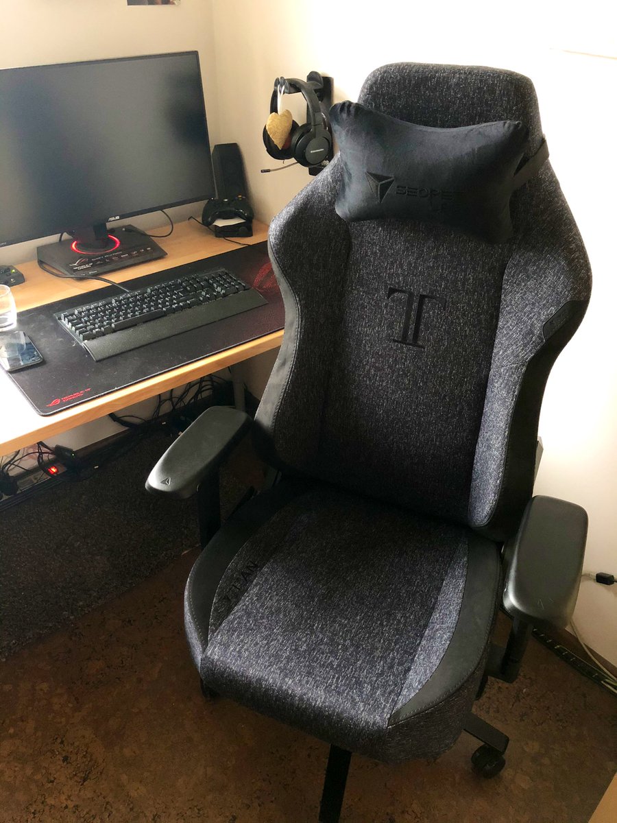 Olli991's tweet photo. Endlich wieder n guter Stuhl im Homeoffice #secretlab https://t.co/ISL7rACRXb