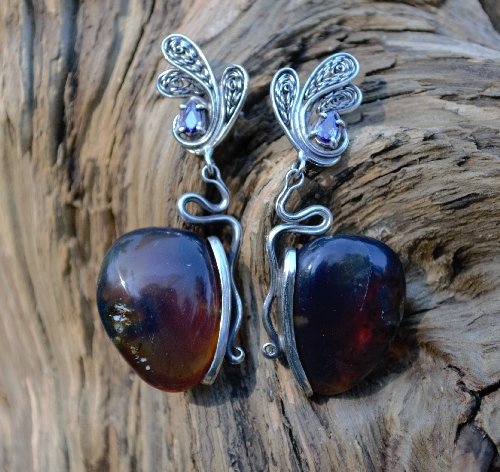 BondarowskiE's tweet photo. Klasyka wisior dwustronny filigrany i niebieski bursztyn 🙂 w zestawie z kolczykami.
Classic double-sided pendant filigree and blue amber 🙂 in a set with earrings.
#bondarowski #blueamber #bursztyn #filigrany #handmade #wisiorzbursztynem #art #sztuka #krzysztofbondaruk https://t.co/BlV2a1777w