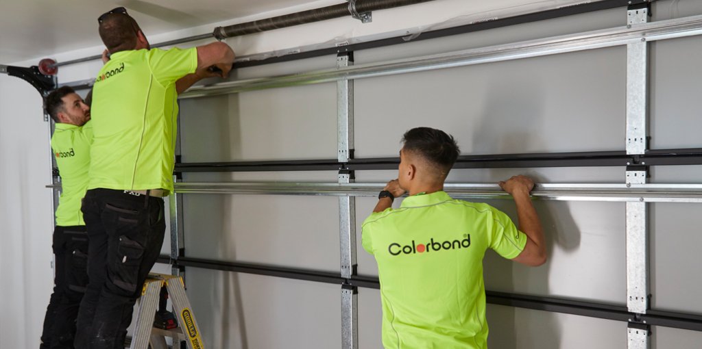 COLORBONDsteel's tweet photo. The garage doors were installed on @TheBlock this week by #Quickliftdoors.
The #COLORBONDsteelMatt sectional panel lift garage doors supplied by #CenturionGarageDoors in a Cosmopolitan Smooth profile are either #MonumentMatt or #BasaltMatt.
#theblock
#COLORBONDsteel https://t.co/jL2kU7G4Tb