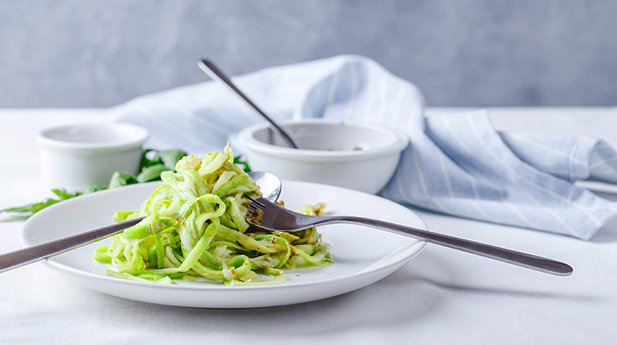 sharphealthcare's tweet photo. Love pasta Alfredo, but hate the fat and calories? This tasty alternative from San Diego local and former Top Chef contestant @ChefRichSweeney uses shaved zucchini and a creamy yogurt sauce. ➡️ https://t.co/G8SNpDgd8I https://t.co/BjL0GohUlm