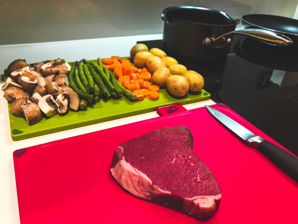 Zakir_Munawer's tweet photo. 🥩🥔🥕 Right, let’s get on with dinner!
Anybody else A) think this looks good and B) finds cooking quite therapeutic? 😍🍳🙌🏽
#Harrogate #Home #Cooking #Dinner #Steak #Therapeutic #Passion #Love #Food #Foodie #EveningIn https://t.co/4OFvnYUXxd