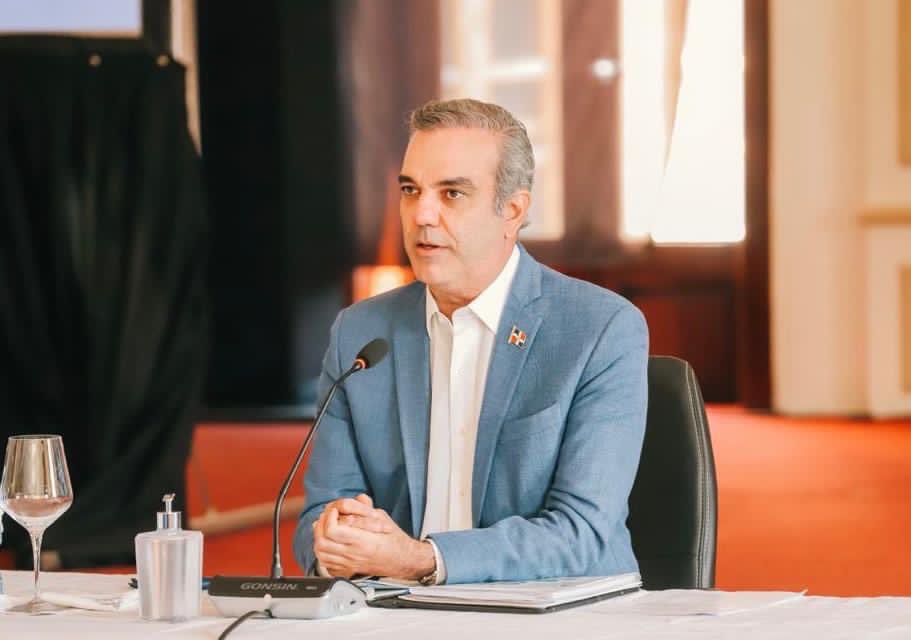 PresidenciaRD's tweet photo. ¡Impulsaremos el desarrollo de San Cristóbal! El Pdte. @LuisAbinader aprobó trabajar junto a representantes del Plan Estratégico de San Cristóbal para realizar obras en áreas de la salud, viales, educación, hidráulicas y deportes, cuya inversión aproximada será de RD$2,000 MM. https://t.co/Omtd8uTIXj
