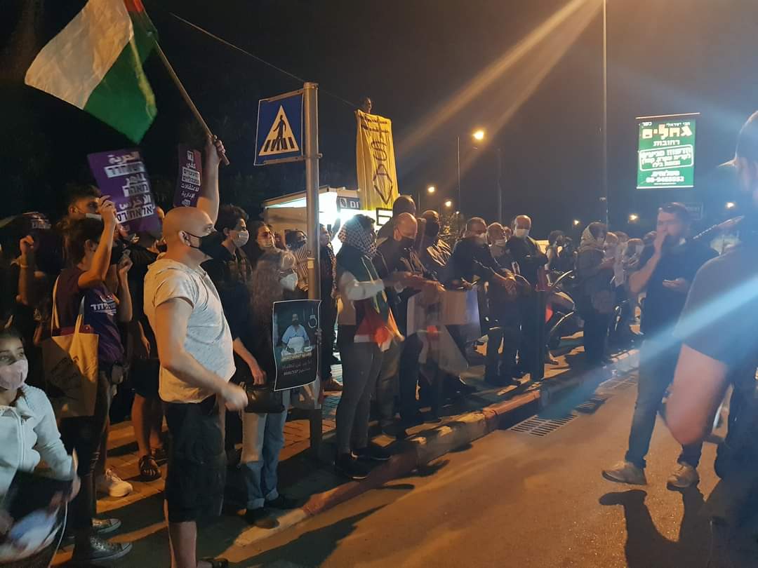 ramat123's tweet photo. מאהר הפסיק את שביתת הרעב אחרי הבטחת הרשויות שלא יעצרו אותו שוב. (אנחנו יודעים מה רמת האמינות של הרשויות ובכל זאת אלו חדשות משמחות מאד). 

אני אסיר תודה לכל הנאבקות והנאבקים הנחושים שהיו שם לאורך כל הדרך וארגנו את ההפגנות שזכיתי להשתתף בחלק קטן מהן.

#savemaher https://t.co/TxbxXTaWiT