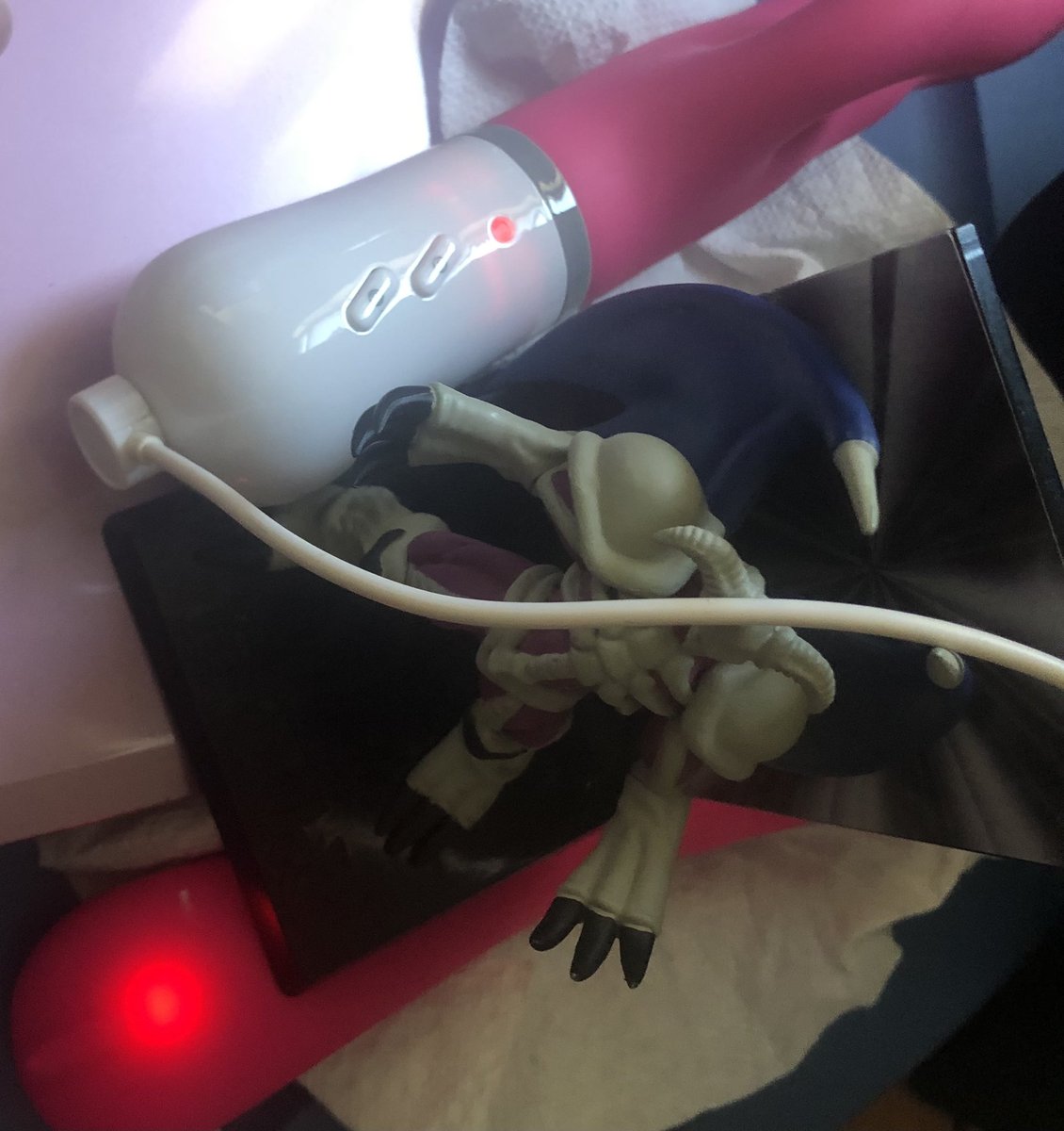 jedicamgirl's tweet photo. Summoned Skull holding both my chargers in place
#yugiohsextoys
#makinguphashtags
#animecamgirlhelper
#couldtheypleasecallPAalready https://t.co/FyvZnkxWBZ