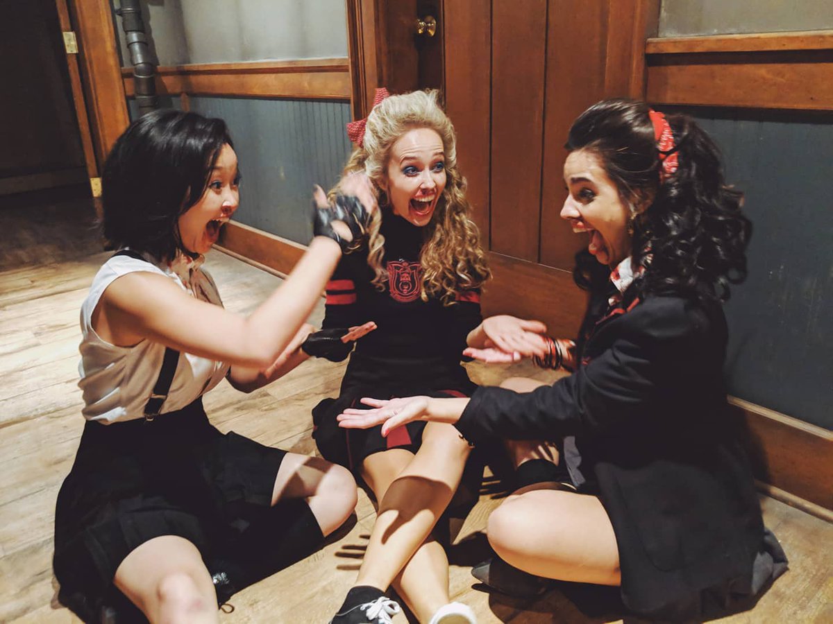 DeFariaBrasil's tweet photo. Siobhan Williams via Instagram: "Assassinos ainda podem desfrutar da Patty Cake. Este é um #DEADLYCLASSBTS das filmagens do teste do Mestre Lin, onde ele decide injetar gás ácido na classe de herbologia e nos envenenar. Obrigado, Lin! #deadlyclassnetflix #deadlyclass". https://t.co/CXbei8IiB5