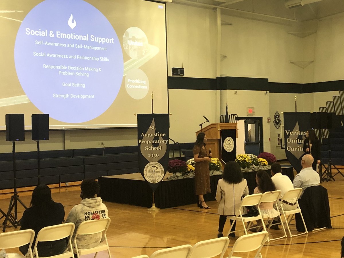 Prep_Counseling's tweet photo. Our Counseling staff presents on the journey our students take from freshmen to senior year and all the support the Prep can provide! Great to see potential #Hermits on campus! https://t.co/zSj6F8ipdz