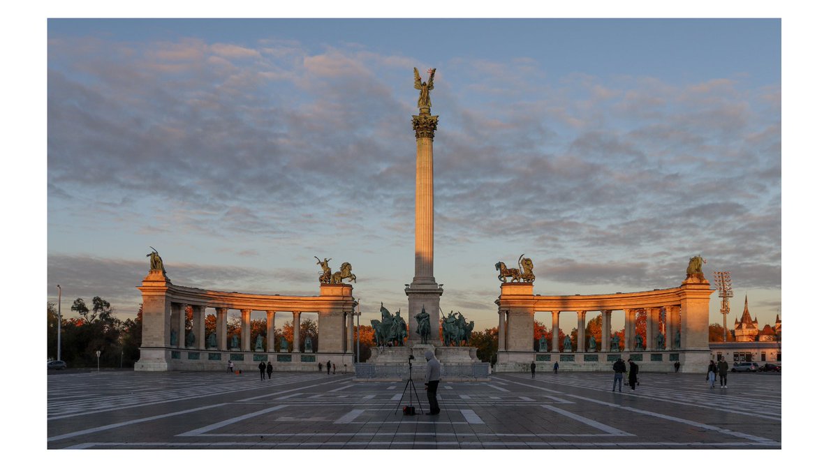 NomadUpdates's tweet photo. Heroes' square is one of the most famous tourist spots in #Budapest. Almost empty now. https://t.co/9D1tWvirel