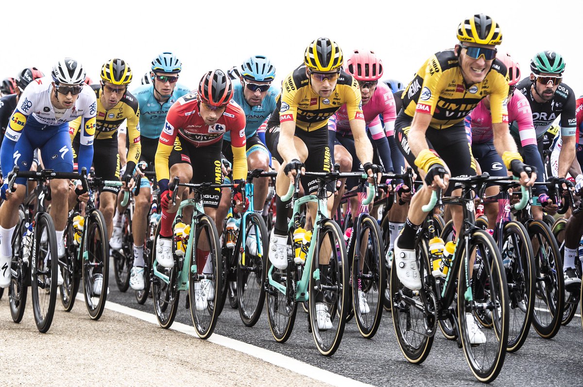 vismaleaseabike's tweet photo. 🇪🇸 #LaVuelta20  

This team 💪⚫️🟡 https://t.co/8DLbBTylYI