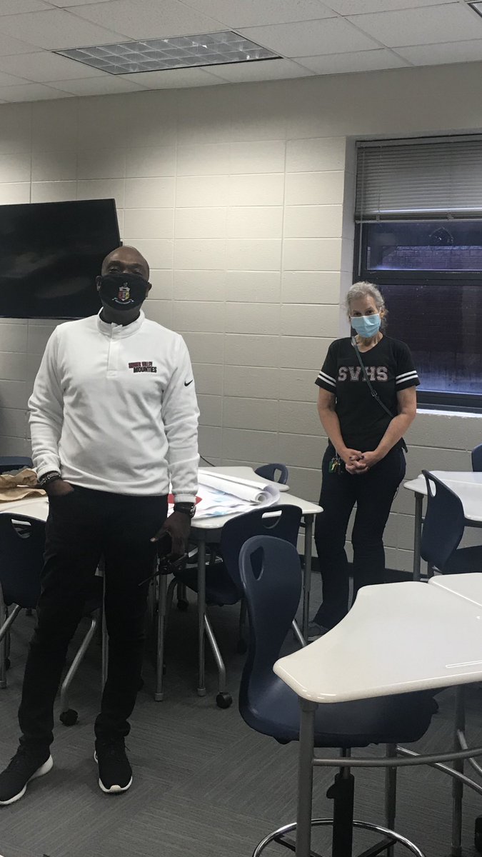 Merris79's tweet image. Admins, teachers, staff and students working hard all day long! Even on Friday afternoon. And playoffs tonight #SVHS #shadesvalley #jefcoedstrong @JEFCOED @MerrismithSVHS