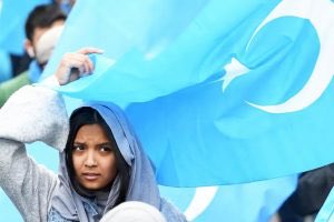 “Darağacı kurulmuş mazlumlar sıra bekler

Kurşunlarla can verir yeni doğan bebekler

İnsandan uzun yaşar küçücük kelebekler

Bunca yaralı gönlü ben sarabilir miyim...?”

#DoğuTürkistandaSoykırımvar   😔🇹🇷

#Cuma  #Cumartesi