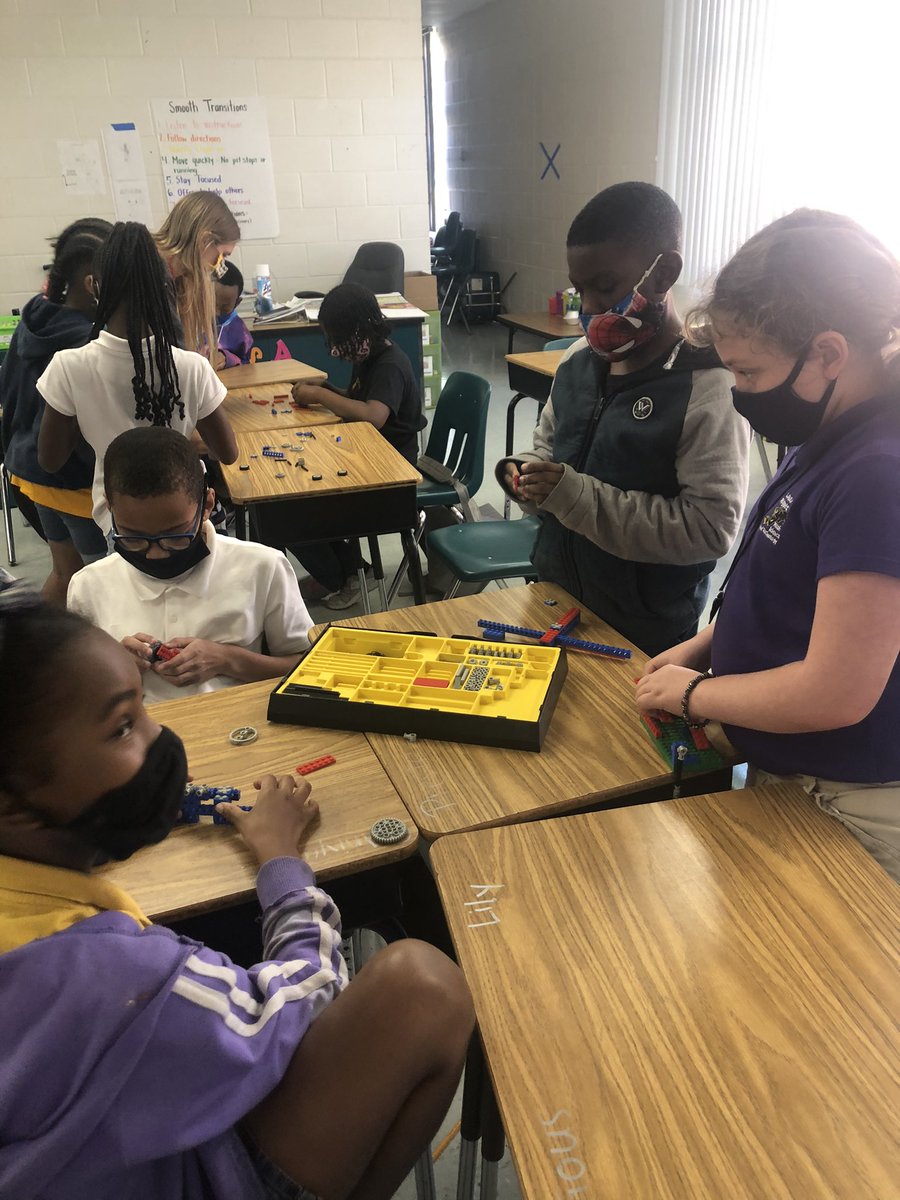 HCPSlomax's tweet photo. Let the Electives begin! #electivefun! #problemsolvers #entertainers #engineers @SDHCMagnet @AddisonGDavis @MagnetSchlsMSA https://t.co/JGCvprORyf