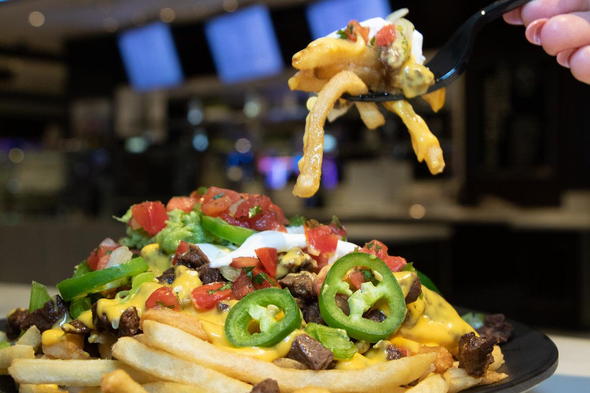 HarrahsVegas's tweet photo. Time to grub on the Triple B Nacho Fries at #FultonSt Food Hall. Topped with carne asada, cheese sauce, jalapenos, green onions, pico de gallo, guacamole, sour cream. 😋😋 #NationalNachosDay https://t.co/KgcRbmVpxe https://t.co/hkgZBuh0Ge