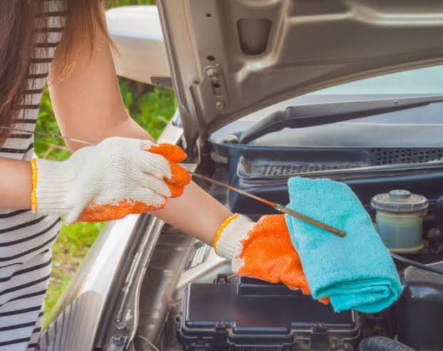 Continued...Check the dipstick.You want to ideally see an amber color. You again don't want to see any frothing here, and you don't want to see a thick, black sludge. You also don't want to see any metal shavings.2/2