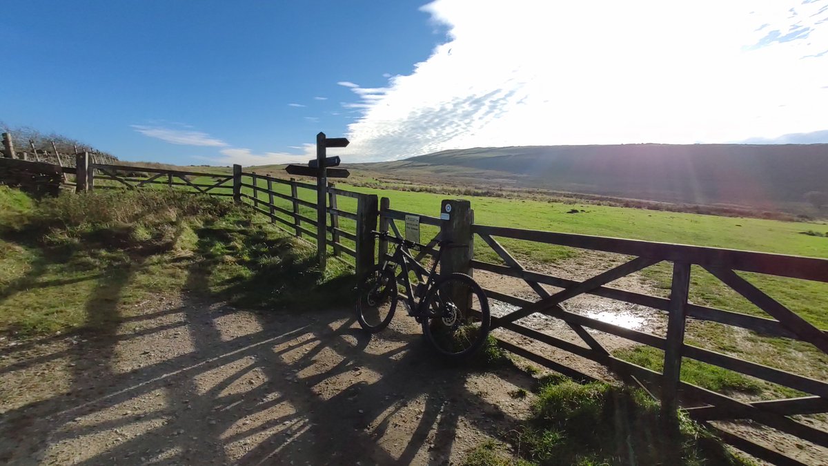 this_is_percy's tweet photo. Glorious conditions in the #peakdistrict today. Marple - Mellor - Rowarth - Lantern Pike all running perfect @KoftheP https://t.co/n7iEURnxLL