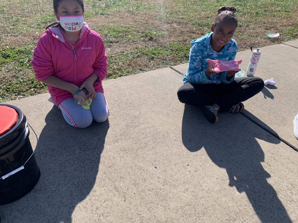 MrsLane5th's tweet photo. Combining our knowledge of fractions and physical/chemical changes to make slime today #makinglearningfun #crosscurricularfun #creeklife https://t.co/JppF0LEoU5