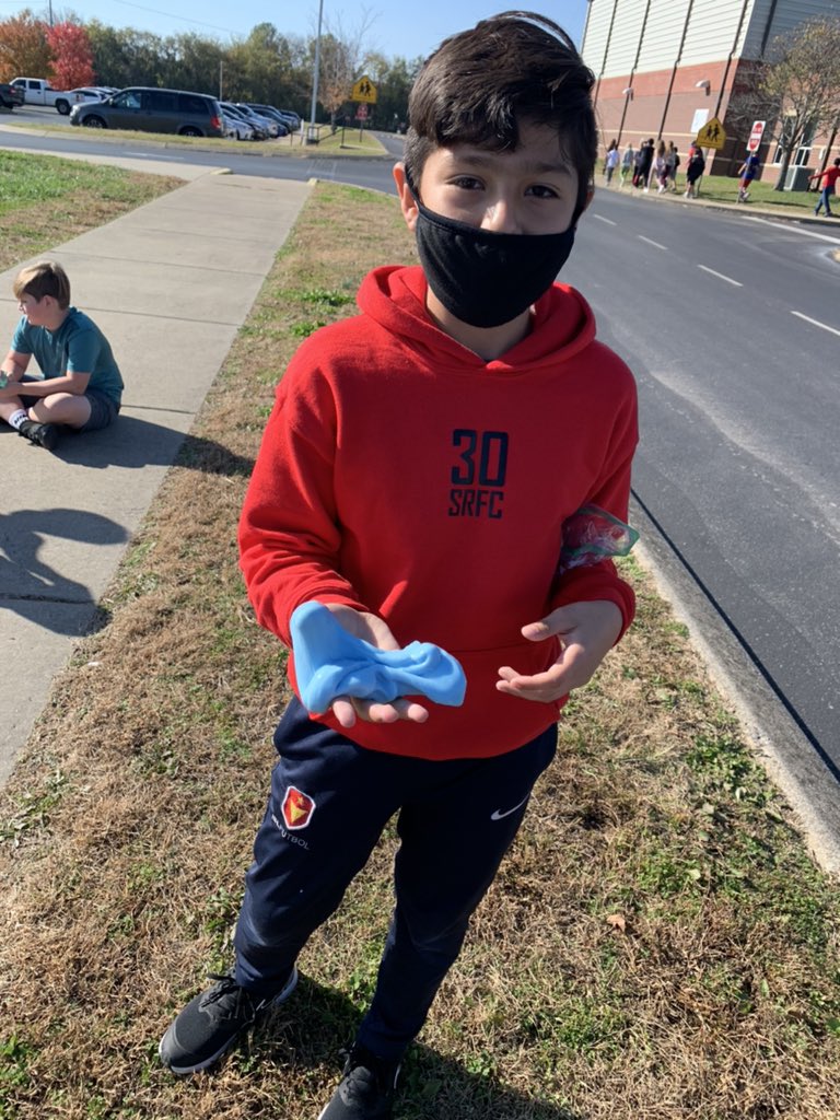 MrsLane5th's tweet photo. Combining our knowledge of fractions and physical/chemical changes to make slime today #makinglearningfun #crosscurricularfun #creeklife https://t.co/JppF0LEoU5