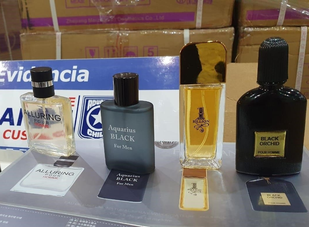 AduanaCL's tweet photo. Tecnología y perfumes falsos avaluados por sobre los 300 millones de pesos incautó la @AduanaCL de #Valparaíso

Detalles en 👉🏻 https://t.co/UswQ7YYLHb

#AduanaTeProtege https://t.co/E7aZGEozNr