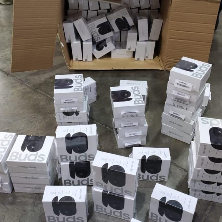 Tecnología y perfumes falsos avaluados por sobre los 300 millones de pesos incautó la <a href="/AduanaCL/">Aduanas de Chile</a> de #Valparaíso

Detalles en 👉🏻 bit.ly/2JAU1lE

#AduanaTeProtege