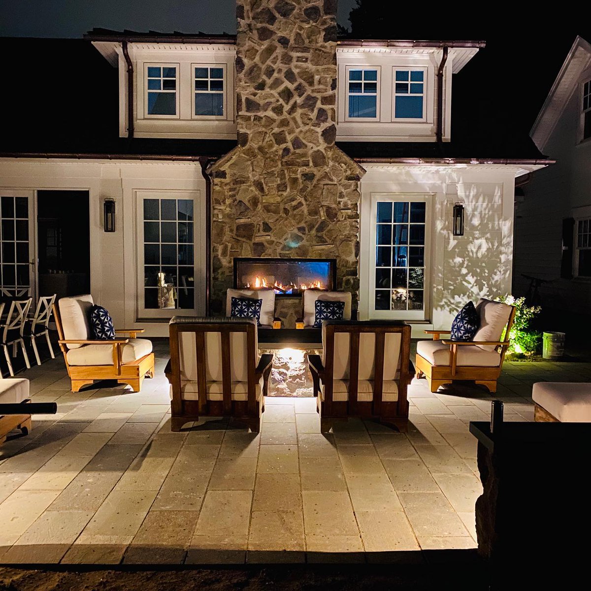 Acucraft's tweet photo. We are loving this setup from Stahl Property Associates with an Acucraft Signature 5' linear double sided fireplace! ๐ฅ #fireplaceinspiration #fireplacemakeover #fireplace #stahlpropertyassociates #NewYork #FridayVibes #fireplaceseason https://t.co/LtDVL6MaIH
