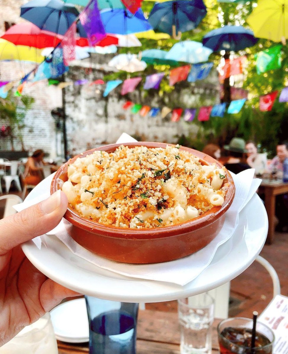 Weekend situation: Sipping on Peruvian mules and devouring mac + cheese and yucca fries under the umbrellas on the <a href="/BatangaHouston/">Batanga</a> patio. ☂️☂️☂️
.
What are your weekend plans?? 
.
📸: @CommonProvisions
