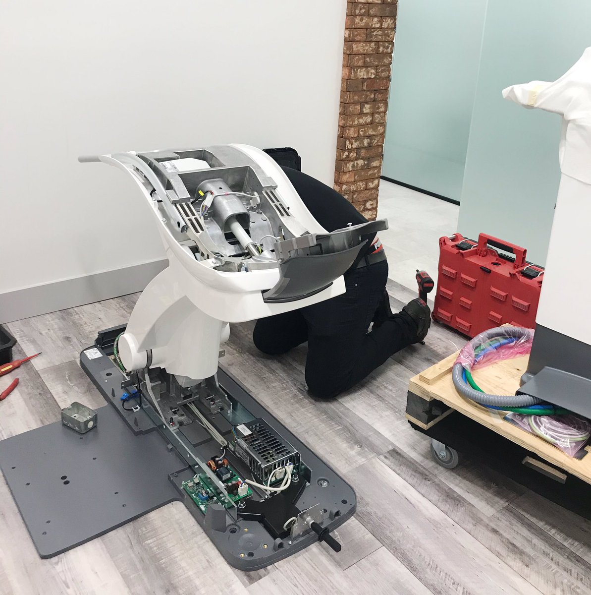 ToothBoothMain's tweet photo. New chair installed! Took the crew half a day and lots of instruments &amp; testings to make it looking like this. Thanks for the awesome work👍🏻👍🏻👍🏻 @HScheinCanada 
#toothboothmain
#expansion #toothboothca #vancouverdentist #yvrdentist #mainstreetvancouver #dentistry #rileypark https://t.co/4vAWwx5IQW