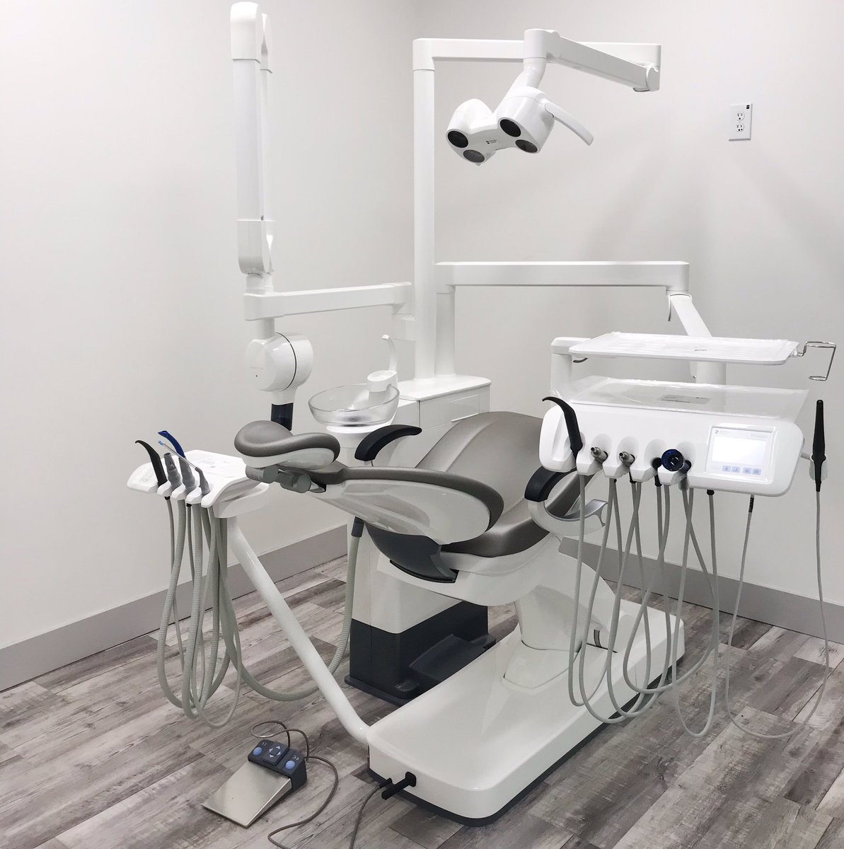 ToothBoothMain's tweet photo. New chair installed! Took the crew half a day and lots of instruments &amp; testings to make it looking like this. Thanks for the awesome work👍🏻👍🏻👍🏻 @HScheinCanada 
#toothboothmain
#expansion #toothboothca #vancouverdentist #yvrdentist #mainstreetvancouver #dentistry #rileypark https://t.co/4vAWwx5IQW