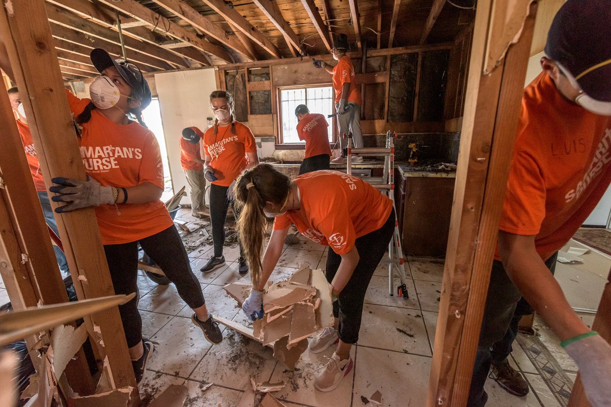 Franklin_Graham's tweet photo. Teams of @SamaritansPurse volunteers have been working in five communities across the Gulf Coast to help residents affected by this year’s devastating hurricanes. Thank you to the men &amp; women who have &amp; still are serving with us in LA &amp; AL in #JesusName. https://t.co/WYdSng1jde https://t.co/lUsW9QluxE