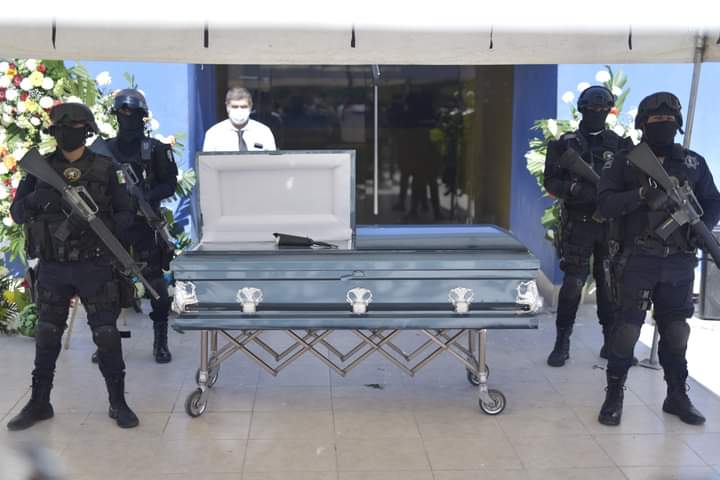 Roberto_dls's tweet photo. Rendimos un sentido homenaje a nuestro elemento de Seguridad Pública caído en el cumplimiento del deber Alexander Gómez Silvan. Así mismo externamos nuestro solidaridad y respeto a la familia y elementos de la Dirección de Seguridad Pública Municipal. https://t.co/y4Dhw8FAm4