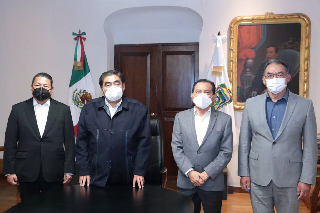 Gob_Puebla's tweet photo. A fin de abordar temas educativos de relevancia para las y los poblanos, el gobernador @MBarbosaMX se reunió con el titular de @SEPGobPue, @MelitonLozano y con los secretarios generales de las secciones 23 y 51 del SNTE, Alejandro Ariza y Jaime Roque García, respectivamente. https://t.co/7dnm3rhfl9