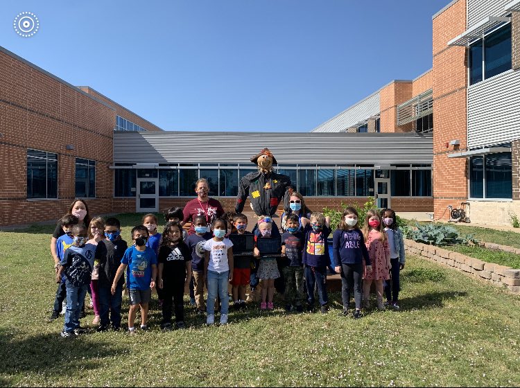 d4klee's tweet photo. What would you do if you taught hybrid Kindergarten in the Fall??...
Build a 6ft Scarecrow and put it in the learning garden (we even brought the zoomies with us!)
Thank you Mrs. Jacobs and Mrs. Dale for joining us!!
#MatzkeProud ⁦@MissJMadrigal⁩ ⁦@MrsKohlerK⁩ https://t.co/aKTvJZN2kl