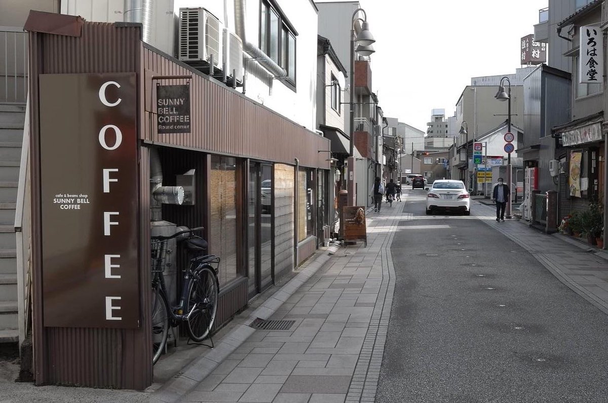 LocalCoffeeTrip's tweet photo. 【金沢 SUNNY BELL COFFEE】

偶然通りかかった金沢のサニーベルコーヒーで、能登ミルクを使った、甘いアイスラテを頂きました。

https://t.co/Tlz5vLaBrX

#旅とコーヒー #SUNNYBELLCOFFEE #金沢カフェ #金沢コーヒー #金沢コーヒースタンド #金沢カフェ巡り #サニーベルコーヒー #能登ミルク https://t.co/iWxwkeqGa9