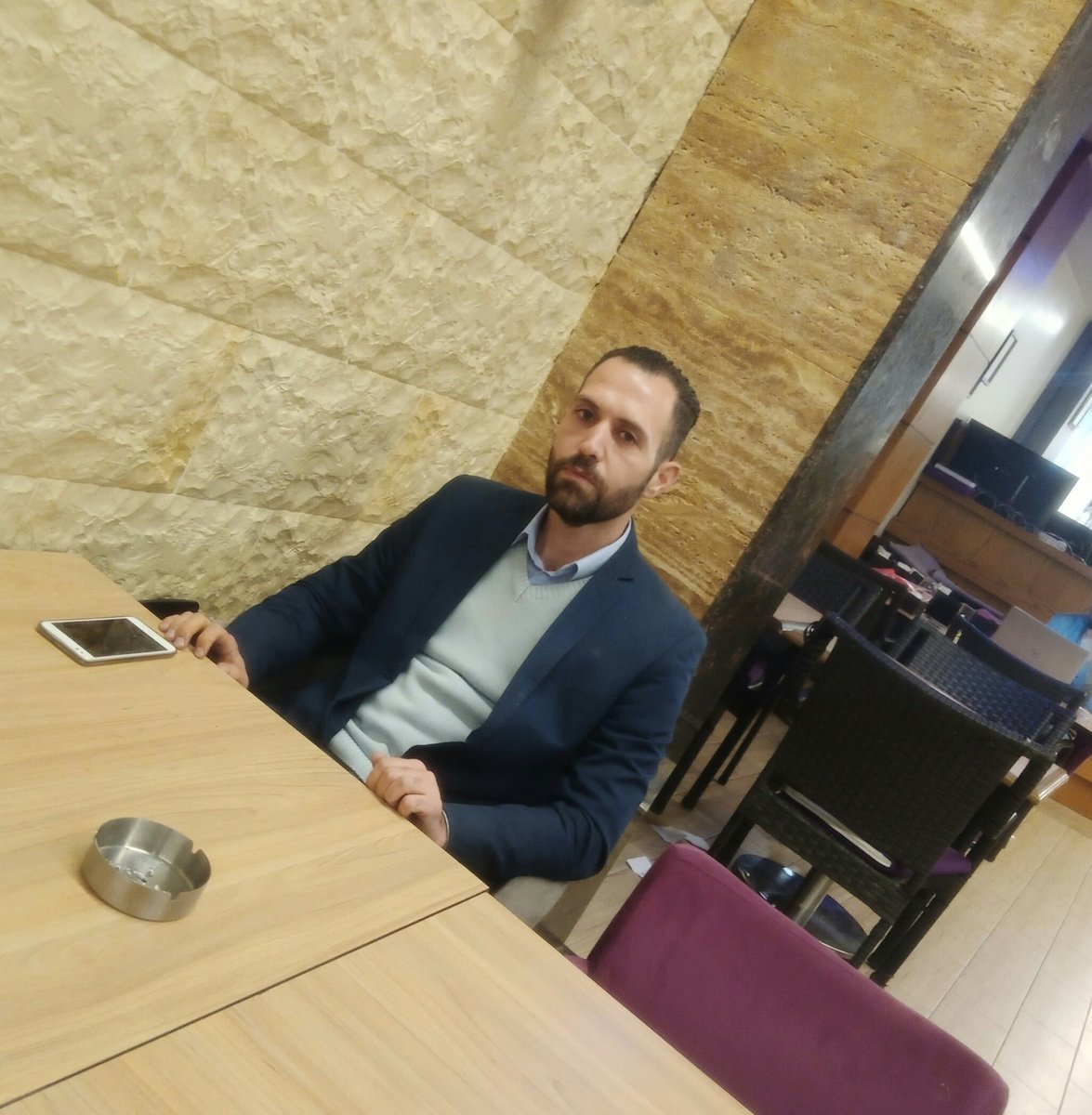 "أظن أن الشخص يصل لذروة النضج حين لا يشعر بضرورة مشاركة إنجازاته مع الملأ، لا يضيف له الناس شيئًا، لا يشعر بالنقص دون تصفيق الجمهور."