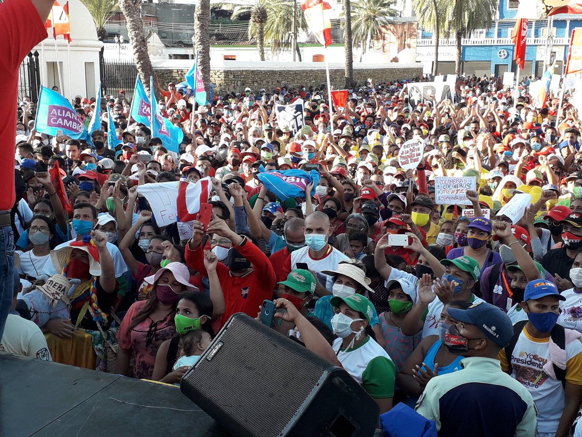 Inicio de campaña en Margarita. Lo mejor fue cuando la gente empezó a cantar durísimo "Chávez Corazón del Pueblo", que estaba a volumen bajito, y tuvieron que subirle para que cantáramos dando brincos amando tanto a Chávez que estaba ahí con nosotros... yo lloré con tapabocas ❤