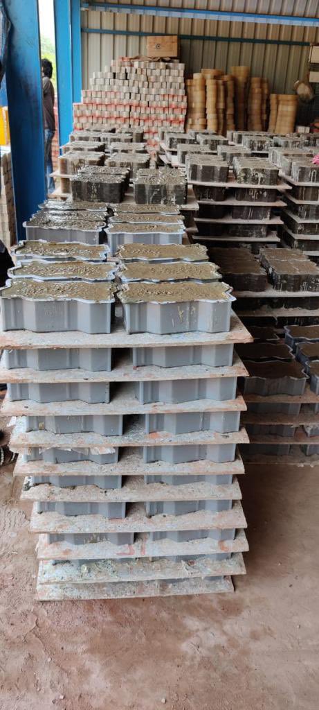 KTRBRS's tweet photo. Will be inaugurating Hyderabad’s first construction &amp; demolition waste mgmt plant at Jeedimetla. One more plant at Fathulguda coming up

Plant has been developed in PPP mode to recycle the waste &amp; create tiles/bricks, road metal,coarse sand to reuse in pavements, construction etc https://t.co/oliuxNGePY
