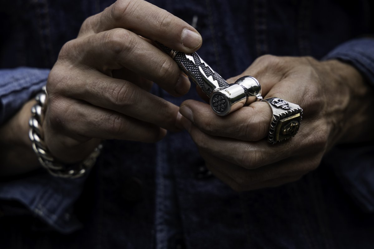 SilverDeerStore's tweet image. Si el denim predomina en tu outfit una gran opción para acompañarte es el brazalete Curb Chain #6 en plata esterlina. Y si fumas pipa, nada con más estilo y belleza que la Moon L Pipe, ambos de GOOD ART HLYWD.
Brazalete: bit.ly/3eAk7AX
Pipa: bit.ly/38ltraK
